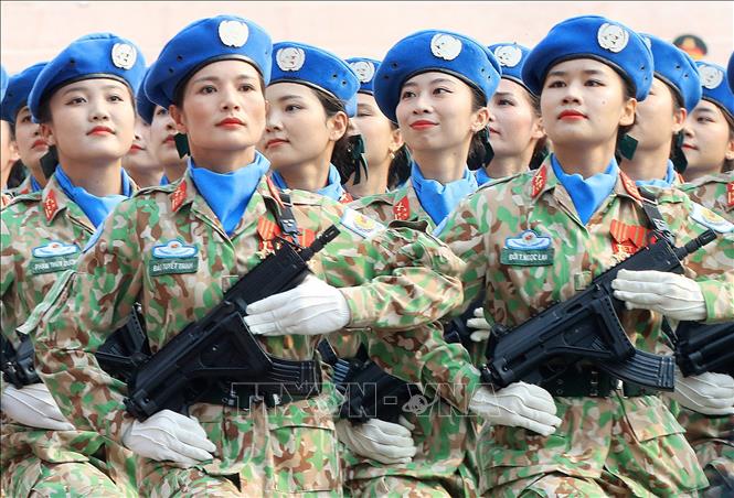 Khối nữ sĩ quan Lực lượng Gìn giữ hoà bình diễu binh. Ảnh: Lâm Khánh - TTXVN