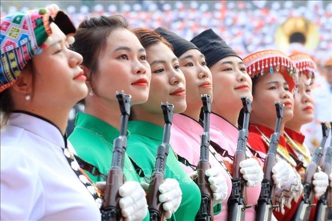 Nữ Dân quân các dân tộc Tây Bắc tham gia diễu binh. Ảnh: Lâm Khánh - TTXVN