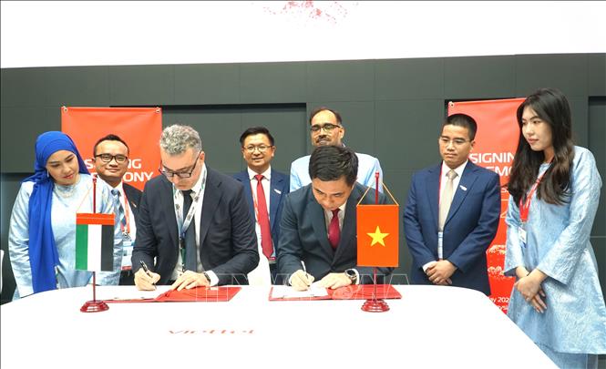 Tổng giám đốc Viettel Hightech, Nguyễn Vũ Hà (bên phải) ký MoU với đối tác của UAE. Ảnh: Hằng Linh-PV TTXVN tại Kuala Lumpur