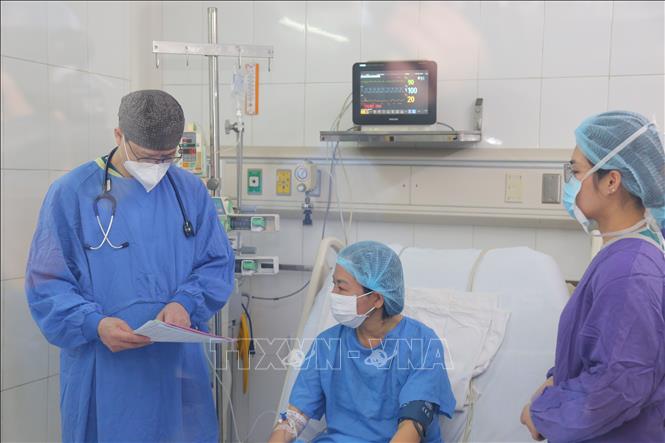 PGS.TS Lưu Quang Thùy, Giám đốc Trung tâm Gây mê Hồi sức, Bệnh viện Việt Đức   thăm khám lại cho bệnh nhân sau khi ghép gan. Ảnh: TTXVN phát