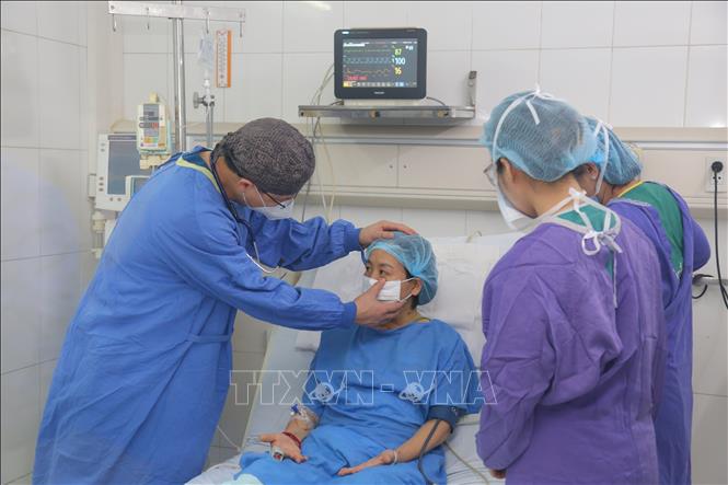 PGS.TS Lưu Quang Thuỳ, Giám đốc Trung tâm Gây mê Hồi sức, Bệnh viện Việt Đức thăm khám lại cho bệnh nhân sau khi ghép gan. Ảnh: TTXVN phát