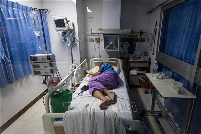 (Tư liệu) Nhân viên y tế điều trị cho bệnh nhân COVID-19 tại bệnh viện ở Bangkok, Thái Lan. Ảnh: AFP/TTXVN