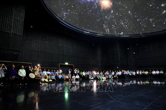 Tourists experience a state-of-the-art 3D mapping film centre showcasing the formation of the universe on the Ba Den National Tourism Site. VNA Photo: Giang Phương 