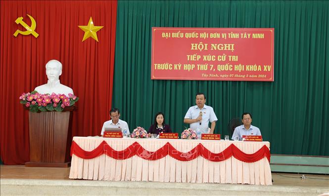 Phó Bí thư thường trực, Trưởng Đoàn Đại biểu Quốc hội đơn vị tỉnh Tây Ninh Phạm Hùng Thái giải thích một số nội dung kiến nghị của cử tri. Ảnh: Thanh Tân - TTXVN