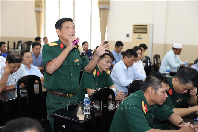 Cử tri Tây Ninh kiến nghị nhiều vấn đề liên quan đến chế độ đóng và hưởng chế độ BHXH. Ảnh: Thanh Tân - TTXVN