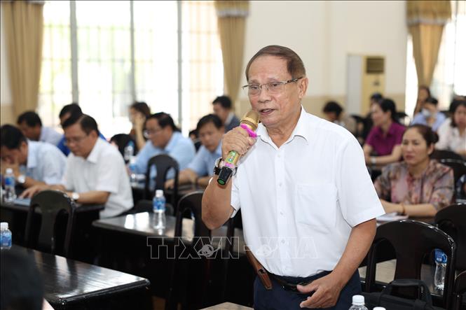 Cử tri, Luật sư Phan Văn Vĩnh đóng góp ý kiến, kiến nghị gửi đến Quốc hội. Ảnh: Thanh Tân - TTXVN