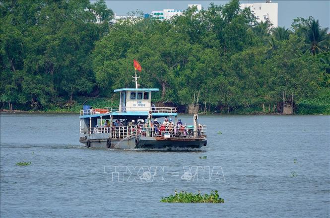 Một chuyến đò ngang sông Hậu từ Cần Thơ qua thị xã Bình Minh (tỉnh Vĩnh Long), giúp người dân rút ngắn hơn 15km nếu đi vòng qua cầu Cần Thơ. Ảnh: TTXVN phát