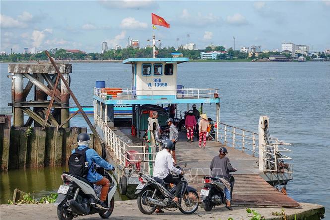 Bến đò ngang nối Cần Thơ và thị xã Bình Minh (tỉnh Vĩnh Long) được tạo điều kiện hoạt động đến ngày 30/6/2024 trong thời gian chờ chủ bến hoàn tất thủ tục xin cấp phép mới. Ảnh: TTXVN phát