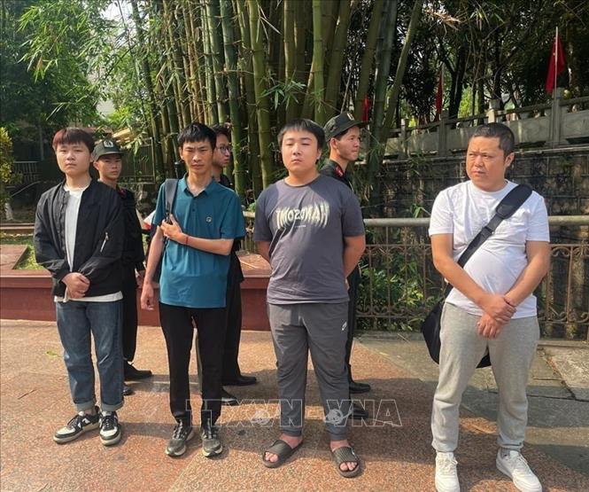 4 người Trung Quốc nhập cảnh trái phép vào Việt Nam được lực lượng chức năng trao trả tại Cửa khẩu Quốc tế Thanh Thủy. Ảnh: TTXVN phát