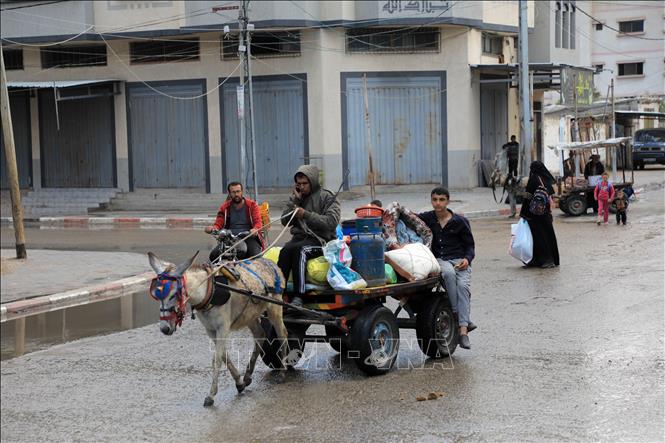 Người dân sơ tán khỏi thành phố Rafah ở Dải Gaza ngày 6/5/2024. Ảnh: THX/TTXVN