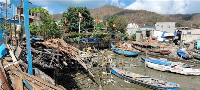 Xác ghe, xà bần vứt khắp nơi tại khu vực kênh Bến Đình. Ảnh: Hoàng Nhị - TTXVN.