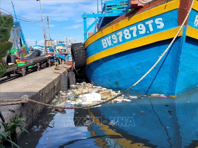 Rác tràn ngập mặt kênh Bến Đình. Ảnh: Hoàng Nhị - TTXVN.
