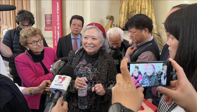 Tran To Nga meets with the press after the court. VNA Photo: Nguyễn Thu Hà