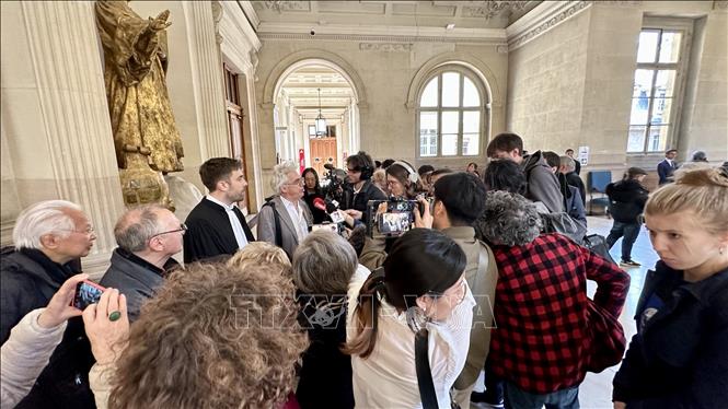 Nga's lawyers meet with the press after the court. VNA Photo: Nguyễn Thu Hà