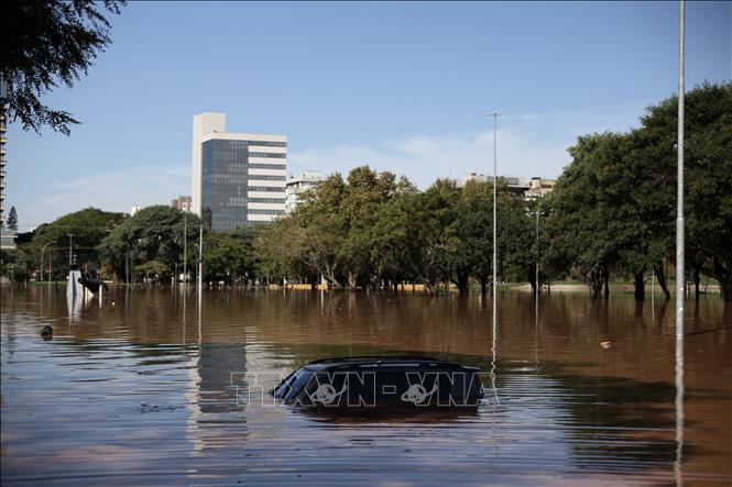 Cảnh ngập lụt sau những trận mưa lớn tại Porto Alegre, bang Rio Grande do Sul, Brazil, ngày 7/5/2024. Ảnh: AFP/TTXVN