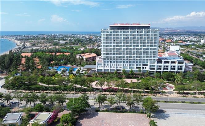 Khách sạn, resort ven biển được đầu tư xây dựng phục vụ nhu cầu nghỉ dưỡng của du khách tại thành phố Phan Rang – Tháp Chàm (Ninh Thuận). Ảnh: Nguyễn Thành – TTXVN