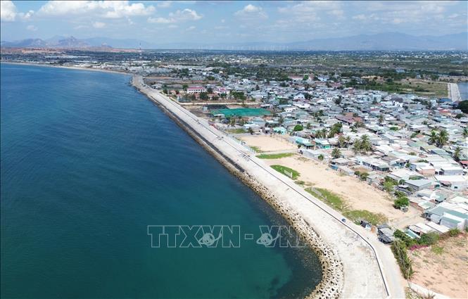 Tuyến đê biển được xây dựng mới thuộc phường Đông Hải (thành phố Phan Rang – Tháp Chàm, tỉnh Ninh Thuận) để ứng phó với biến đổi khí hậu, bảo vệ khu dân cư. Ảnh: Nguyễn Thành – TTXVN