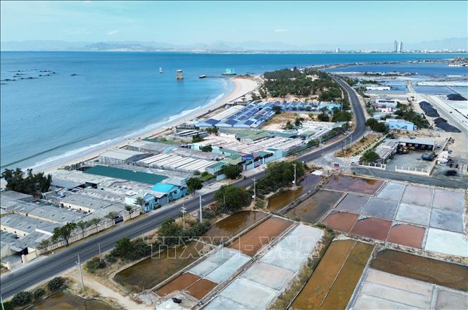 Tuyến đường DT702 đoạn qua địa bàn huyện Ninh Hải (Ninh Thuận) đóng vai trò quan trọng trong liên kết giao thông, vận chuyển hàng hóa và phát triển du lịch. Ảnh: Nguyễn Thành – TTXVN