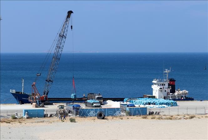 Tàu hàng tiếp nhận hàng hóa tại Cảng biển tổng hợp Cà Ná (Thuận Nam, Ninh Thuận). Ảnh: Nguyễn Thành – TTXVN