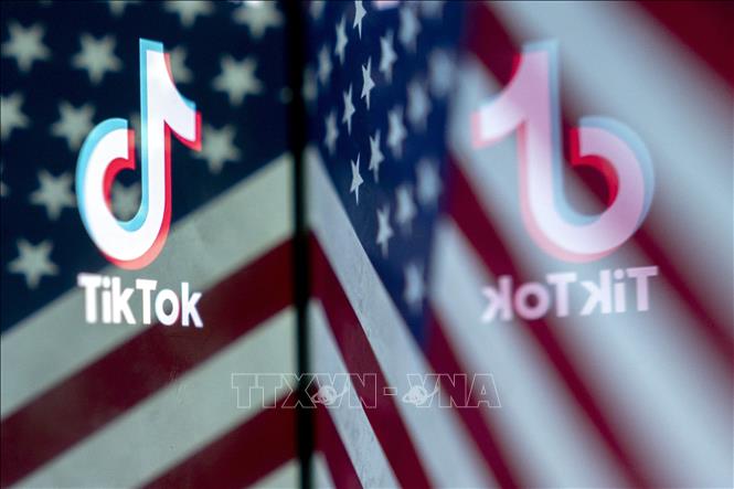Biểu tượng TikTok trên nền quốc kỳ Mỹ. Ảnh: AFP/TTXVN