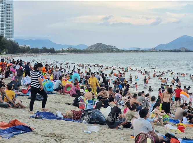 Khách du lịch vui chơi tại bãi biển Bình Sơn (thành phố Phan Rang – Tháp Chàm, tỉnh Ninh Thuận). Ảnh: Nguyễn Thành – TTXVN