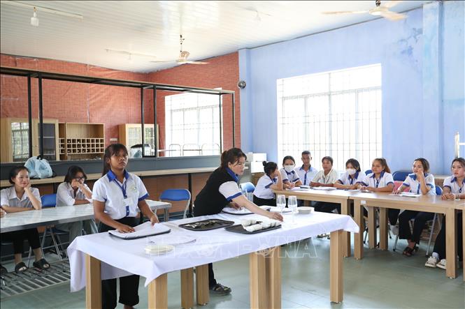 Học sinh lớp Nghiệp vụ nhà hàng K7 - Trường Trung cấp nghề dân tộc nội trú Khánh Vĩnh trong giờ thực hành. Ảnh: Hoàng Hiếu - TTXVN