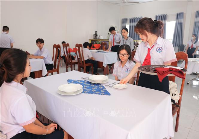 Học sinh lớp 40NK6 (trường Trung cấp nghề dân tộc nội trú Khánh Vĩnh) thực hành môn nghiệp vụ bàn. Ảnh: Hoàng Hiếu - TTXVN