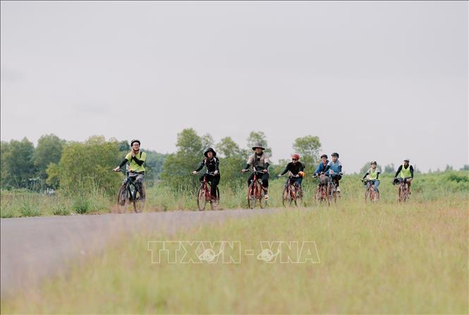 Foreign visitors experience bicycle tours to explore the nature in Vinh Cuu district, the southern province of Dong Nai. VNA Photo