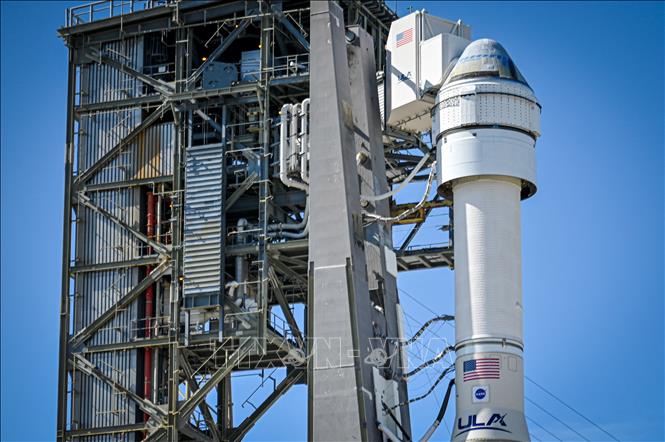 Tên lửa đẩy Atlas V được đặt trên bệ phóng tại Trung tâm vũ trụ Kennedy ở Florida, Mỹ, ngày 5/5/2024. Ảnh: AFP/TTXVN
