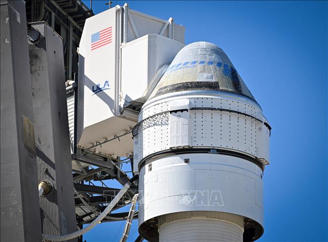Tên lửa đẩy Atlas V được đặt trên bệ phóng tại Trung tâm vũ trụ Kennedy ở Florida, Mỹ, ngày 5/5/2024. Ảnh: AFP/TTXVN