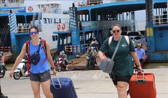 Foreign tourists come to Cat Ba island in Cai Hai district, the northern city of Hai Phong. VNA Photo