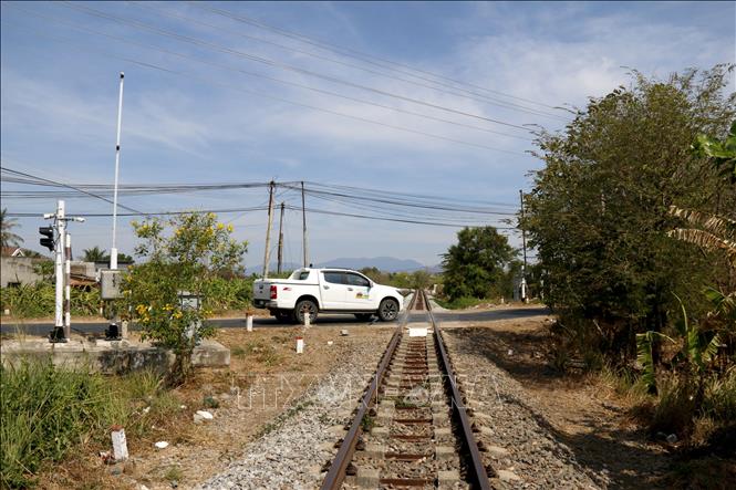 Điểm giao cắt giữa đường sắt và đường bộ có phòng vệ bằng rào chắn, biển báo tự động tại tỉnh Bình Thuận. Ảnh: Nguyễn Thanh - TTXVN