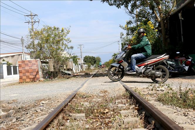 Điểm giao cắt giữa đường sắt và đường dân sinh không có rào chắn tại huyện Hàm Thuận Bắc (Bình Thuận). Ảnh: Nguyễn Thanh - TTXVN