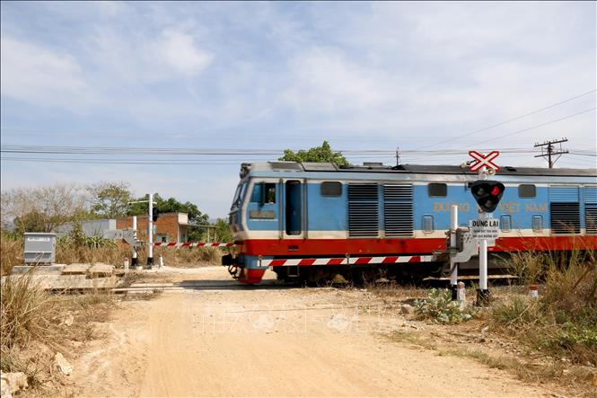 Điểm giao cắt giữa đường sắt Bắc – Nam và đường bộ có phòng vệ bằng rào chắn, biển báo tự động tại tỉnh Bình Thuận. Ảnh: Nguyễn Thanh - TTXVN