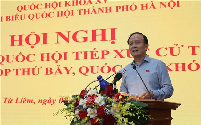 Chủ tịch HĐND, Phó trưởng đoàn đại biểu Quốc hội thành phố Hà Nội Nguyễn Ngọc Tuấn phát biểu tại buổi tiếp xúc cử tri. Ảnh: TTXVN phát