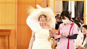100-year-old dons wedding dress for fashion show in Hyogo prefecture