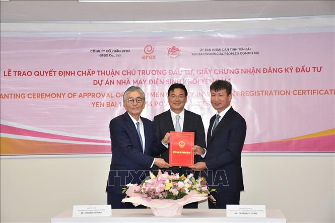 Chủ tịch UBND tỉnh Yên Bái Trần Huy Tuấn đã trao Quyết định chấp thuận chủ trương đầu tư cho Chủ tịch kiêm Tổng giám đốc Tập đoàn Erex Honna Hitoshi. Ảnh: Nguyễn Tuyến - PV TTXVN tại Nhật Bản