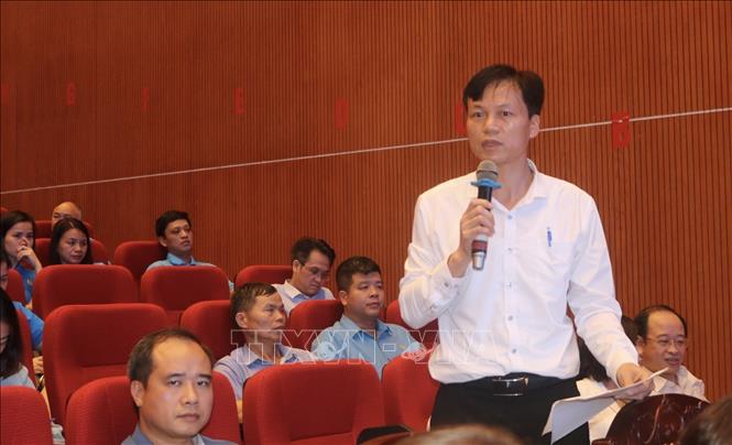 Đại diện lãnh đạo Sở Kế hoạch và Đầu tư tỉnh Cao Bằng trả lời câu hỏi của cử tri tại Hội nghị. Ảnh: Chu Hiệu-TTXVN.