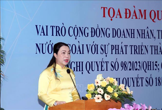 Bà Vũ Thị Huỳnh Mai, Chủ nhiệm Ủy ban về người Việt Nam ở nước ngoài Thành phố Hồ Chí Minh, phát biểu tại Tọa đàm . Ảnh: Xuân Khu-TTXVN