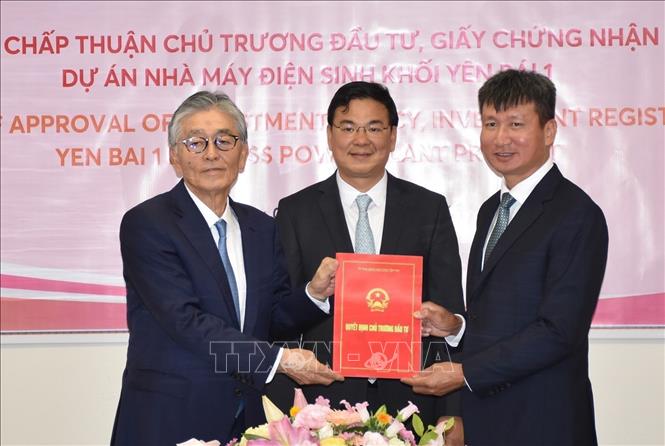 Chủ tịch UBND tỉnh Yên Bái Trần Huy Tuấn đã trao Quyết định chấp thuận chủ trương đầu tư cho Chủ tịch kiêm Tổng giám đốc Tập đoàn Erex Honna Hitoshi. Ảnh: Nguyễn Tuyến - PV TTXVN tại Nhật Bản