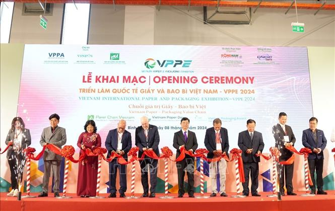 Đại biểu cắt băng khai mạc Triển lãm quốc tế Giấy và Bao bì Việt Nam – VPPE 2024. Ảnh: Huyền Trang - TTXVN
