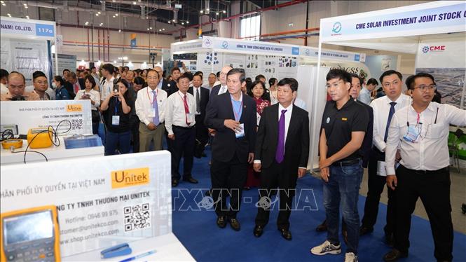 Lãnh đạo tỉnh Bình Dương và các quan khách tham quan các triển lãm. Ảnh: Huyền Trang - TTXVN 