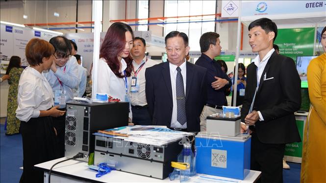 Lãnh đạo tỉnh Bình Dương và các quan khách tham quan các triển lãm. Ảnh: Huyền Trang - TTXVN 