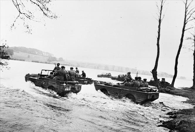 Xe thiết giáp của Hồng quân Liên Xô vượt sông chiến đấu, năm 1945. Ảnh: Tư liệu quốc tế/TTXVN phát 