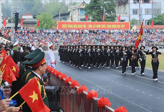 Khối nữ Du kích miền Nam diễu binh qua lễ đài. Ảnh: Lâm Khánh - TTXVN