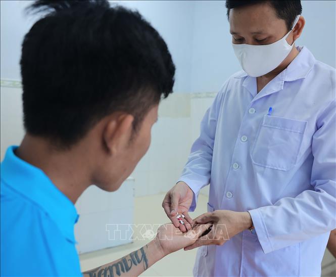 Nhân viên y tế cơ sở cai nghiện ma tuý tỉnh Khánh Hoà phát thuốc cho học viên mới đang trong giai đoạn cai nghiện. Ảnh: Hoàng Hiếu - TTXVN