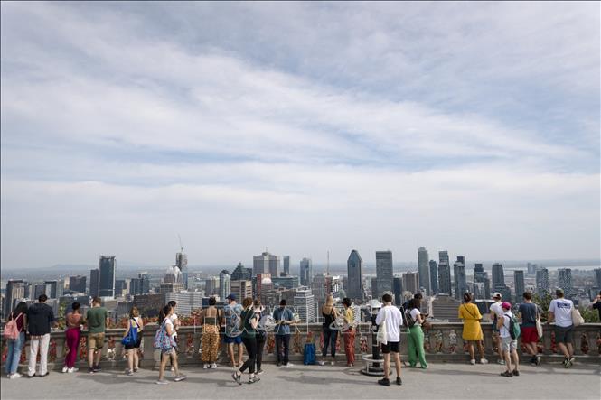 Du khách tham quan Montreal, Canada trong thời tiết nắng nóng. Ảnh: AFP/TTXVN