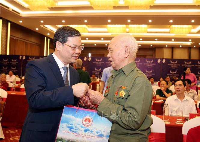 Chủ tịch UBND tỉnh Tuyên Quang Nguyễn Văn Sơn tặng quà, tri ân các Chiến sĩ Điện Biên. Ảnh: Quang Cường - TTXVN