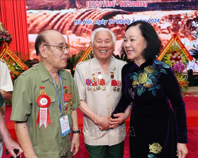 Thường trực Ban Bí thư Trương Thị Mai với các cựu chiến binh, cựu thanh niên xung phong tham gia chiến dịch Điện Biên Phủ. Ảnh: Trọng Đức - TTXVN