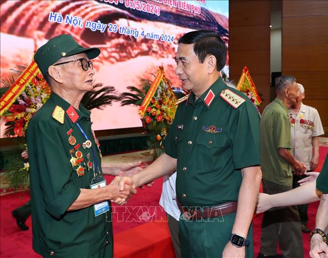 Đại tướng Phan Văn Giang với các đại biểu dự buổi gặp mặt của lãnh đạo Đảng, Nhà nước với đại diện cựu chiến binh, cựu thanh niên xung phong tham gia chiến dịch Điện Biên Phủ. Ảnh: Trọng Đức - TTXVN